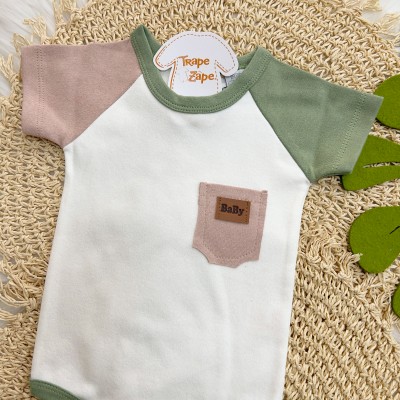 Conj. Body Manga Curta Bicolor com Bolsinho e Calça Tigre - Verde e Areia Conj. Body Manga Curta Bicolor com Bolsinho e Calça Tigre - Verde e Areia